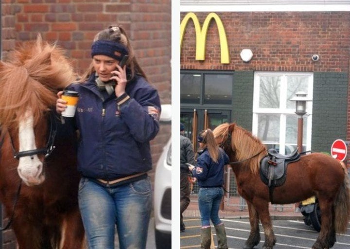 La joven hizo la fila arriba de su caballo para comprar en un AutoMac.