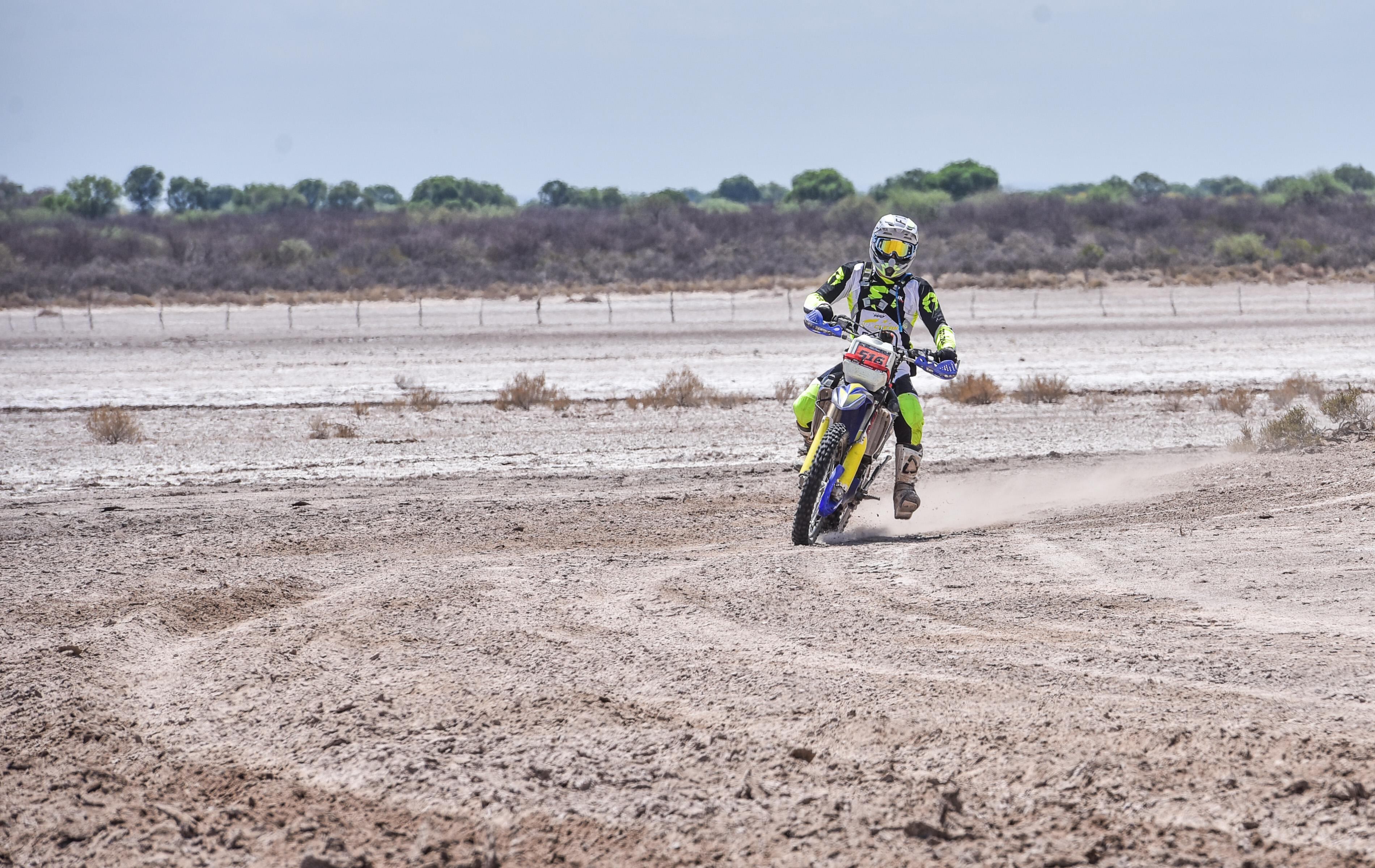 Julián Sanchez logró el segundo puesto en Enduro Moto y pudo coronarse campeón en la temporada 2023 del Canav. Gustavo Milutín, por su parte, se quedó con el tercer puesto en la carrera y en el campeonato. / Gentileza.