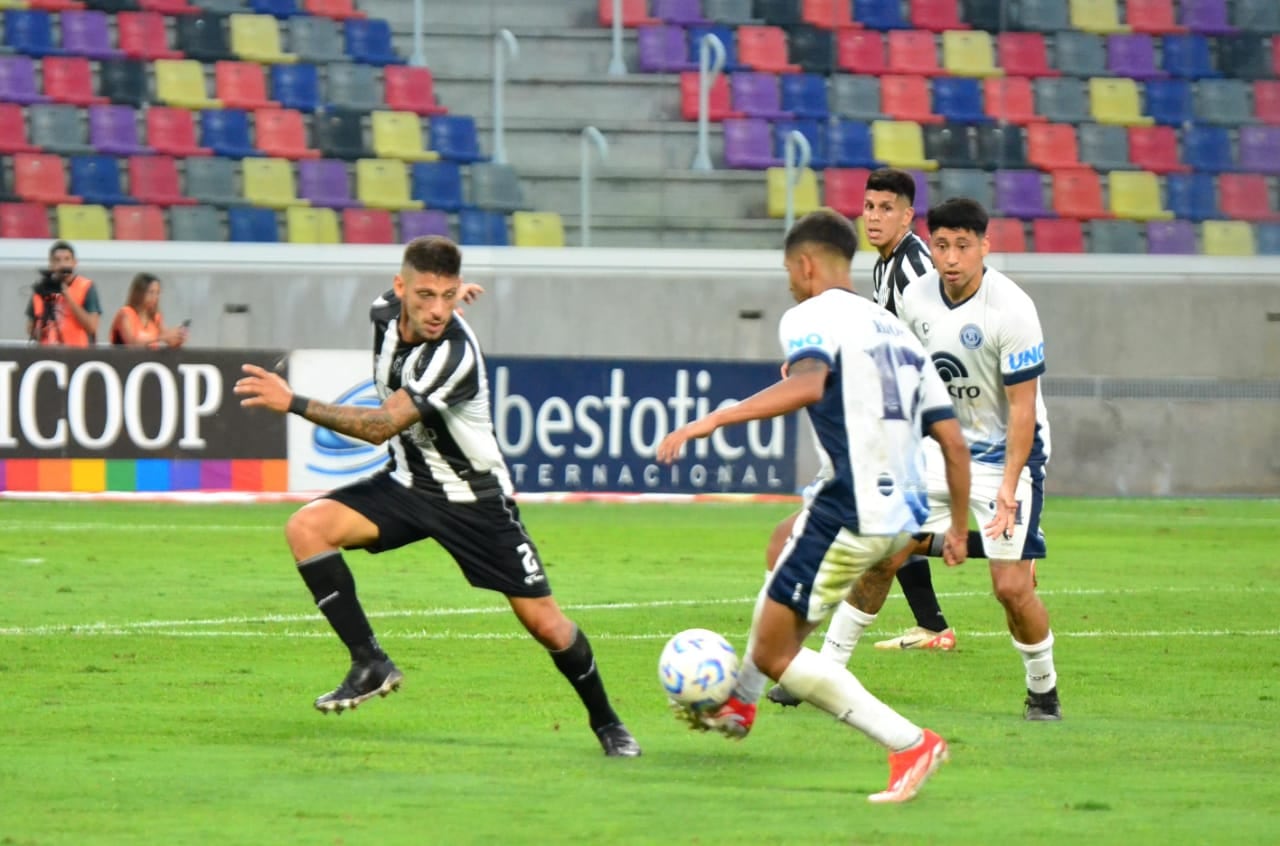 Independiente Rivadavia no hizo pie en el primer tiempo del duelo que se disputa en Santiago del Estero.