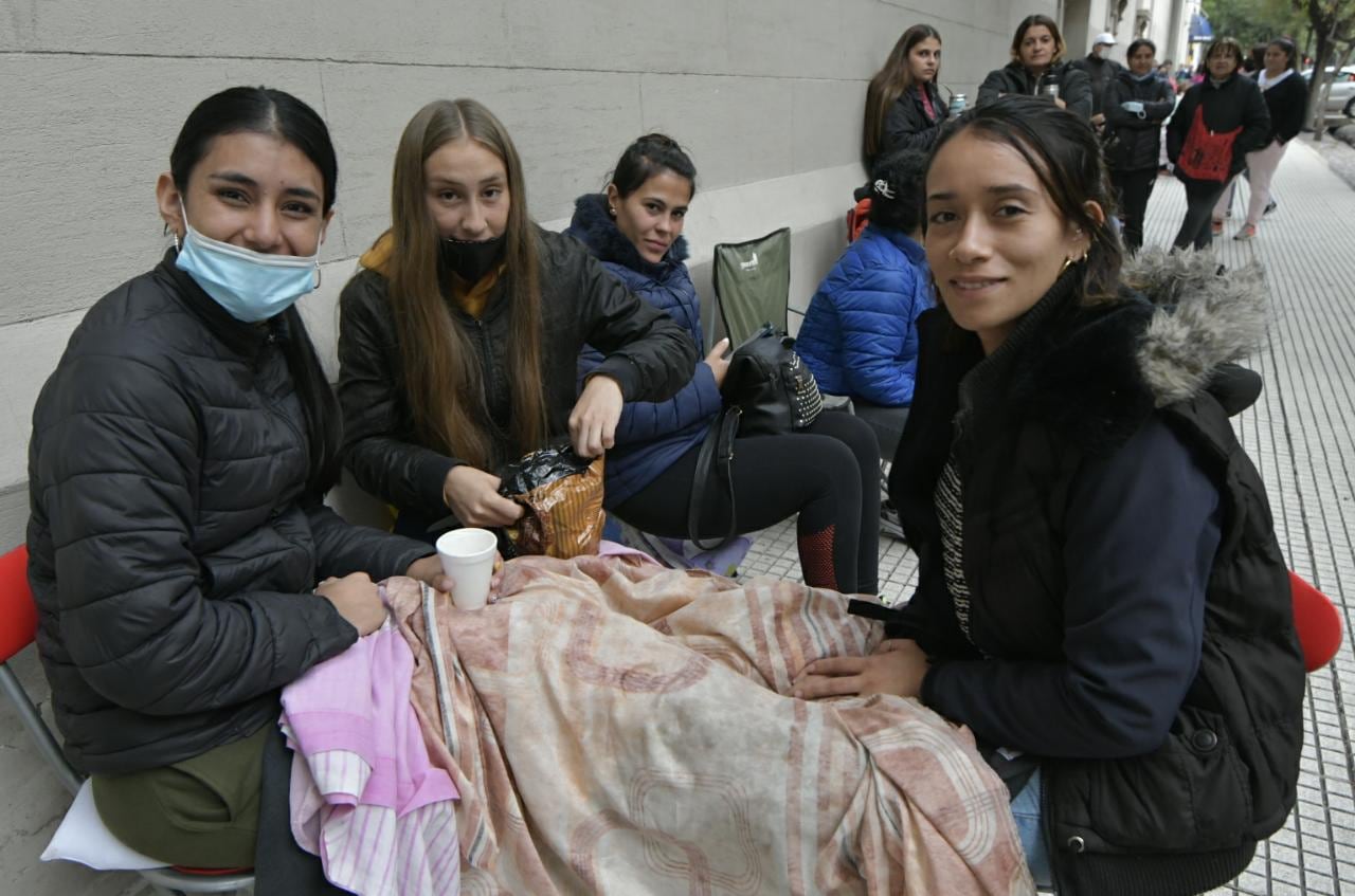 Filas en el teatro Independencia para entradas de la Vendimia 2022 - Orlando Pelichotti / Los Andes