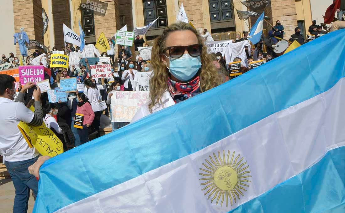 Protestas y reclamos con Caravanazo frente a la Casa de Gobierno de Mendoza.