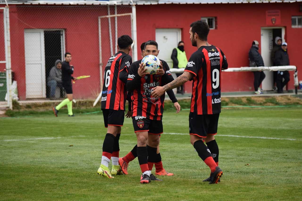 GOLEADOR. El "Torito" Lucero acaba de convertir el 3 a 0 de Fadep ante el CEC y lo celebra con sus compañeros. Gentileza / Prensa Fadep