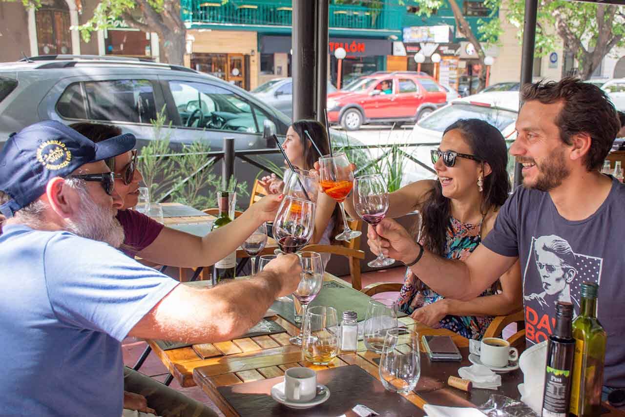 Turistas chilenos vistan la provincia de Mendoza, aprovechan los ultimos dias de decanso, Ximena, Andrés, Alexis y María Angélica esperaron mas de siete horas para cruzar al paso fronterizo.

Foto: Mariana Villa / Los Andes