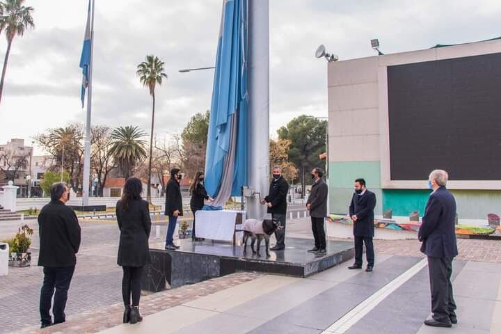 El perrito participa hasta de los actos oficiales en la comuna del Este.
