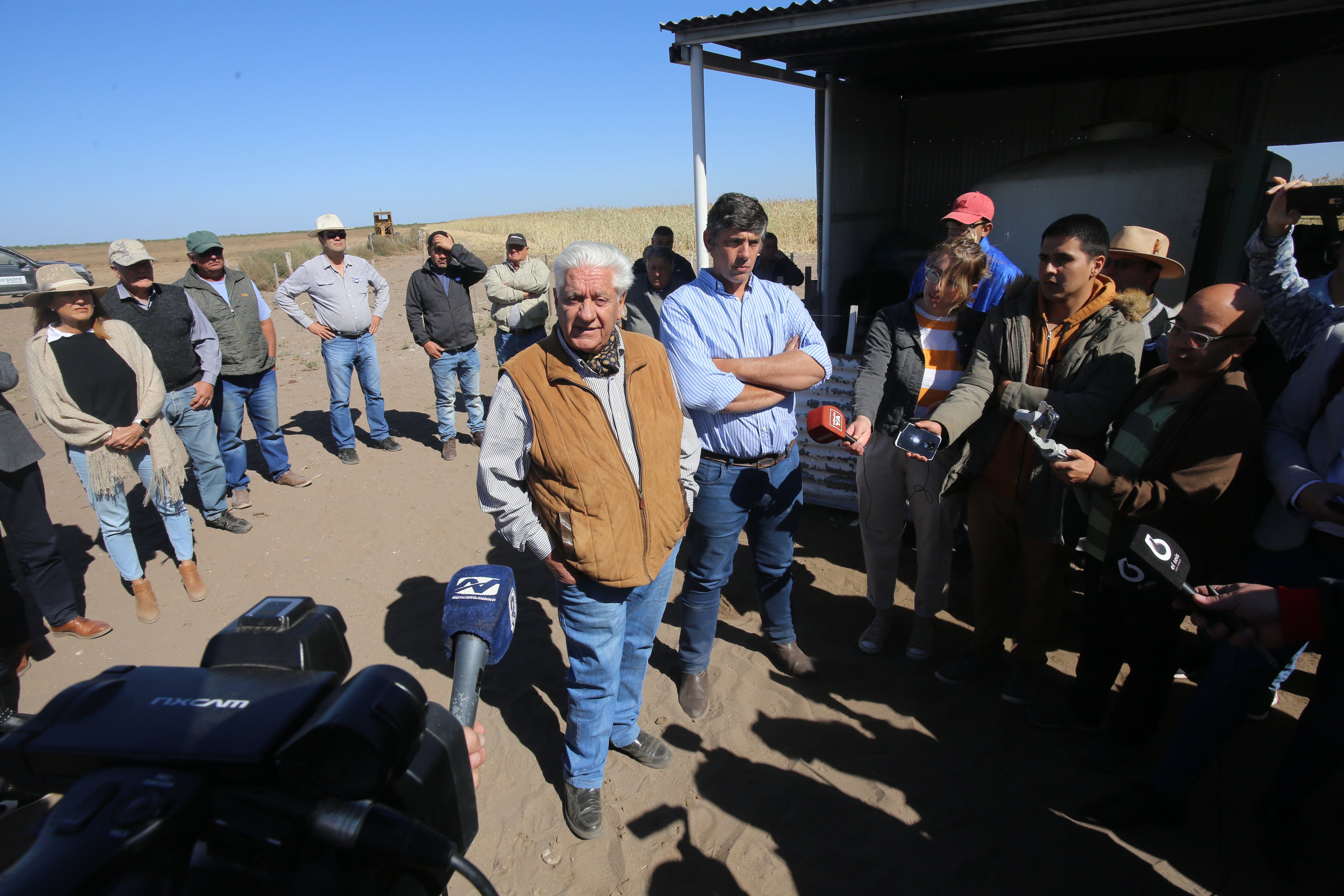 Alberto y Matías Sáenz, padre e hijo, desarrollaron en la estancia Ituzaingó un proyecto que por estos días es único en Mendoza. / Archivo