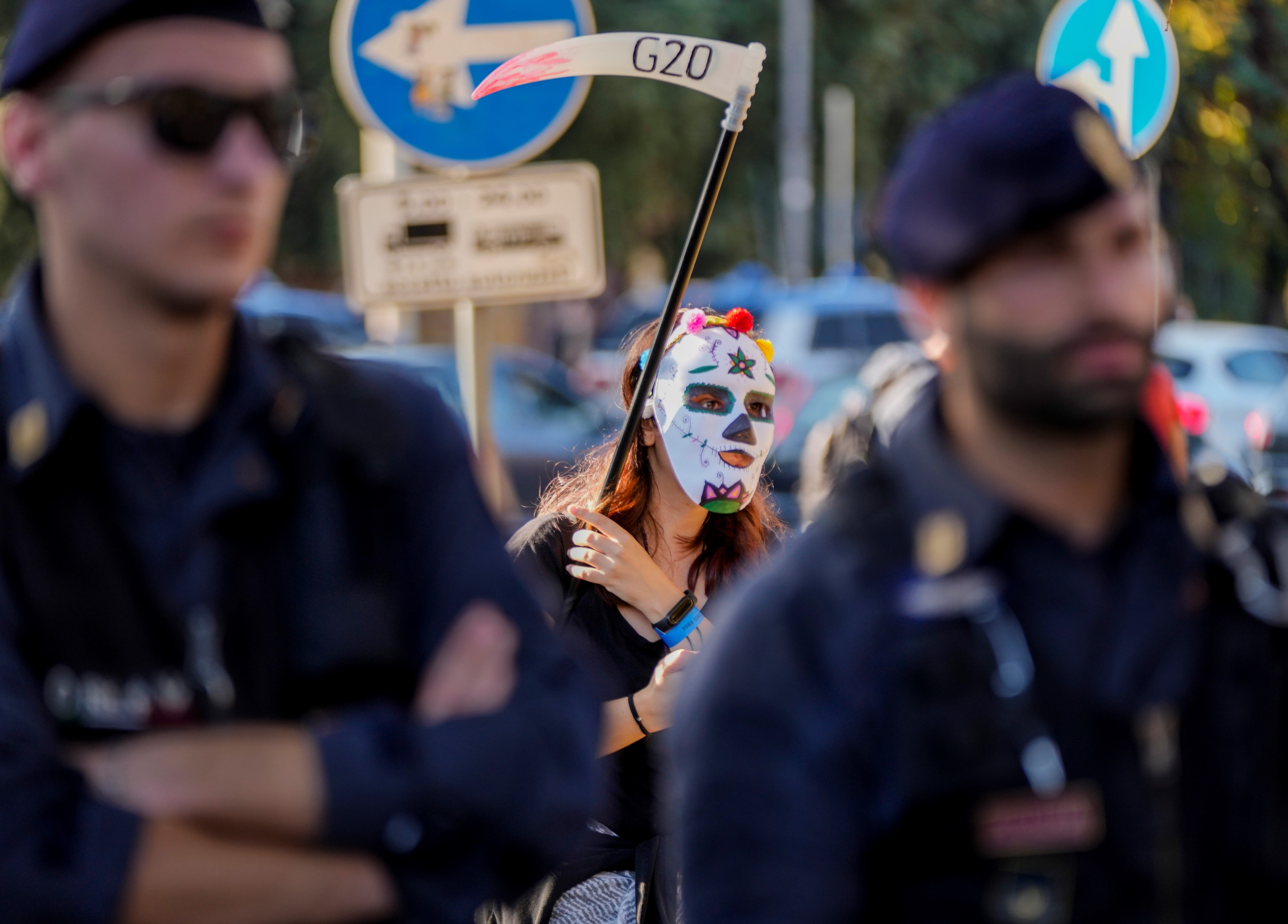 Manifestantes protestas a las afueras de la cumbre del G20 por la falta de políticas para luchar contra el cambio climático