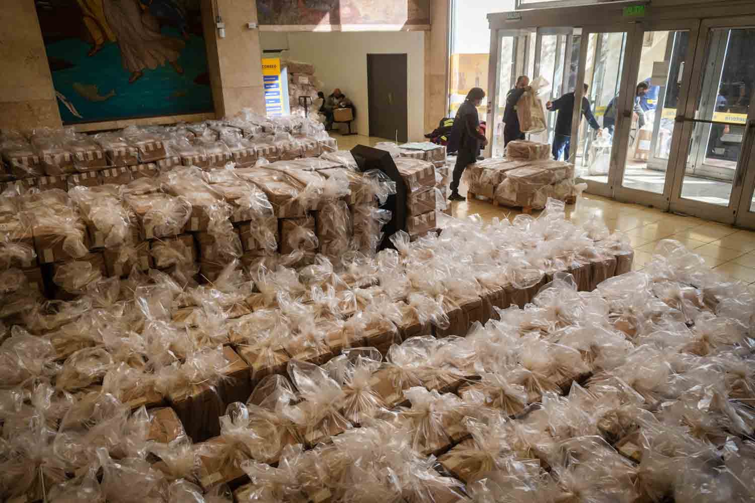 El Correo Argentino, comenzaba a distribuir las urnas para las elecciones Primarias Abiertas, Simultáneas y Obligatorias (PASO).
Foto: Ignacio Blanco