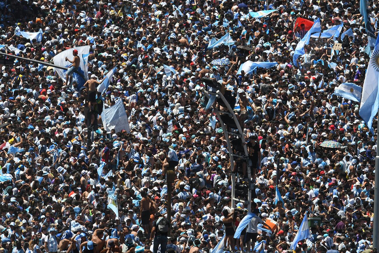 A un vendedor ambulante se le cayó su mercadería en pleno festejo en Buenos Aires y los hinchas lo ayudaron a recuperarla. / Foto: Télam