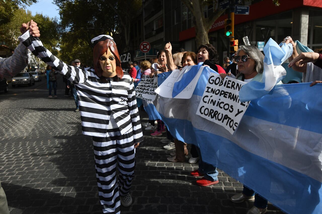 En San Martín y Peatonal Sarmiento de Ciudad, se manifestaron para protestar por el Consejo de l la Magistratura y tambien la protesta fue para el gobierno nacional.

Foto:José Gutierrez / Los Andes  