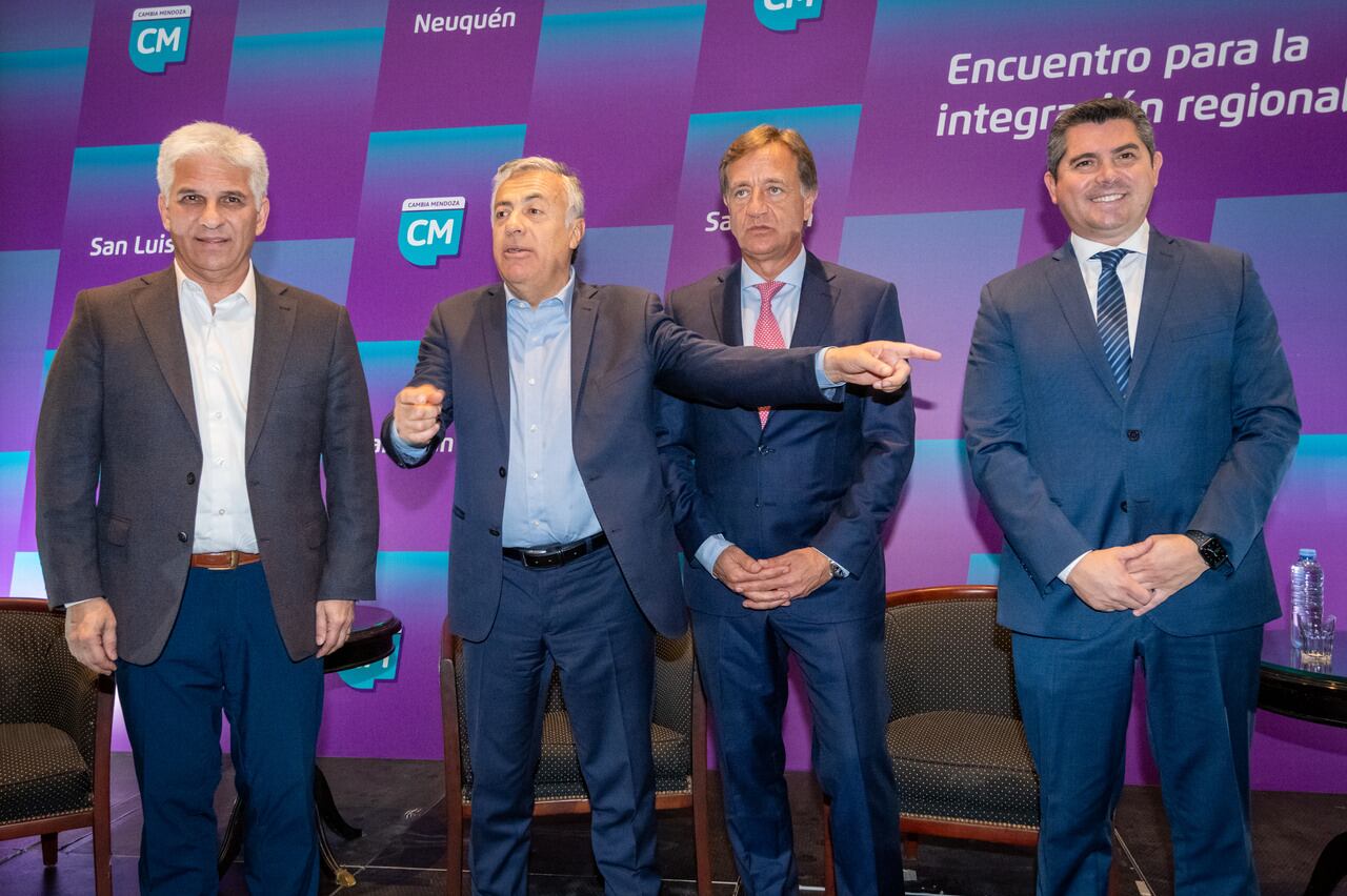 Alfredo Cornejo señala al gobernador electo de San Juan Marcelo Orrego. Completan la escena, el mandatario electo de San Luis Claudio Poggi y Rodolfo Suárez.
  
Foto: Ignacio Blanco / Los Andes 

