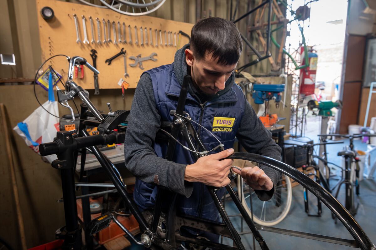 En la única fabrica mendocina de estos rodados diseñan bicis urbanas, fixies y también de montaña. Foto: Ignacio Blanco / Los Andes