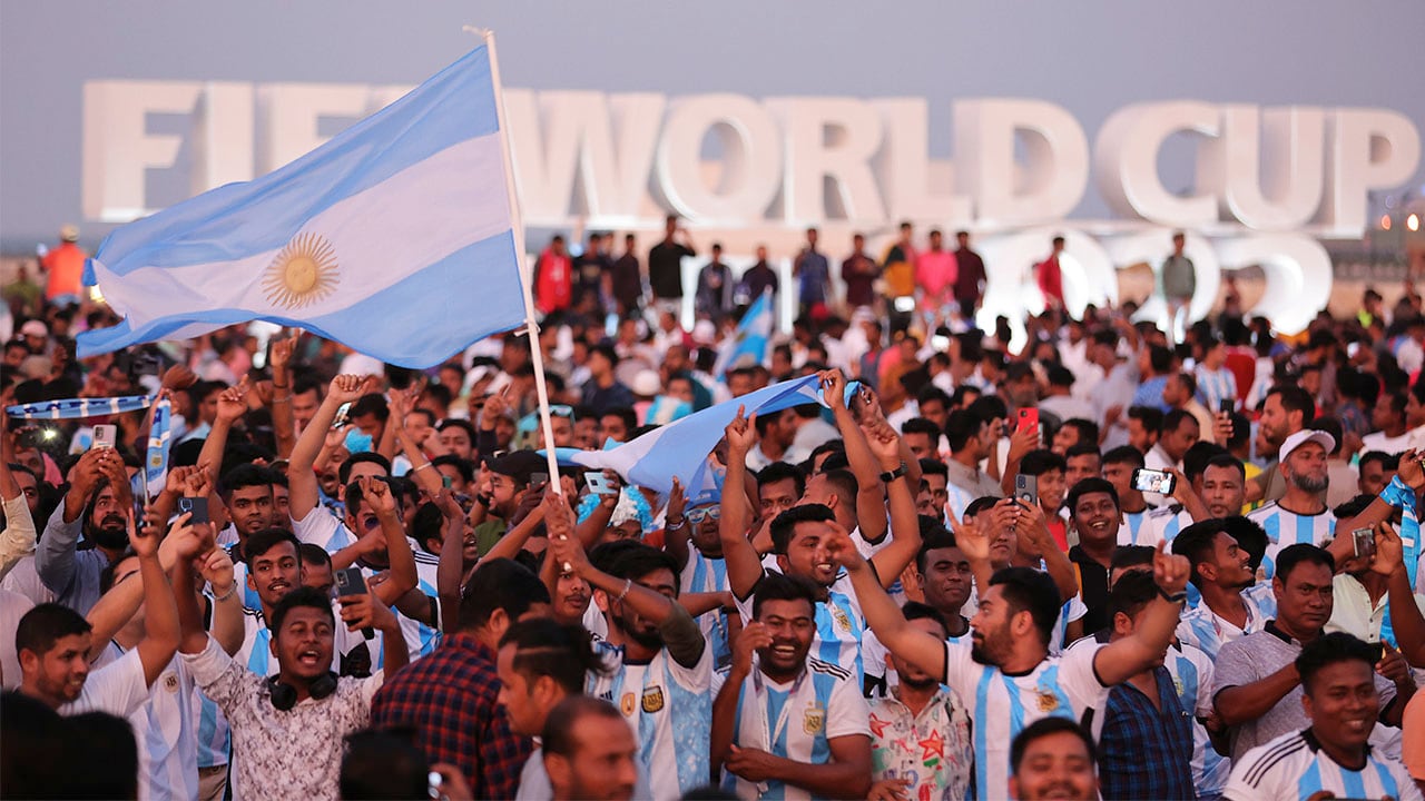 Doha (Qatar), 18/11/2022.- Fans of Argentina gather in front of a sculpture depicting the logo of the FIFA World Cup 2022 at the Corniche waterfront promenade in Doha, Qatar, 18 November 2022. The FIFA World Cup 2022 will take place from 20 November to 18 December 2022 in Qatar. (Mundial de Fútbol, Roma, Catar) EFE/EPA/ABIR SULTAN
