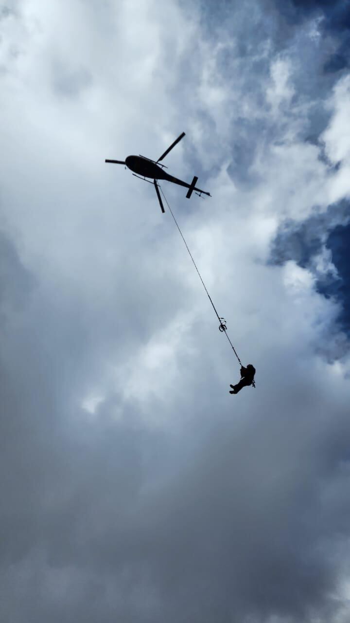 Impactante rescate de película en el Aconcagua: bajaron a un andinista colgado de una soga. Foto: Prensa Ministerio de Seguridad de Mendoza