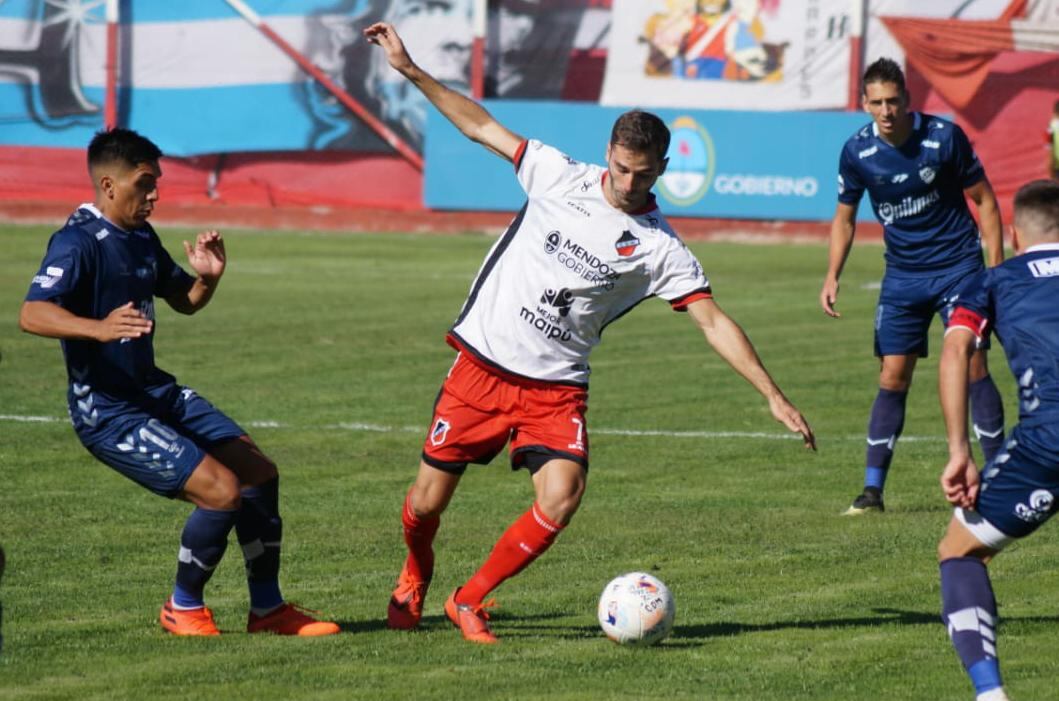 Diego Tonetto, jugador del Club Deportivo Maipú, domina el balón ante la marca de dos jugadores de Quilmes. / Gentileza: Prensa CDM.