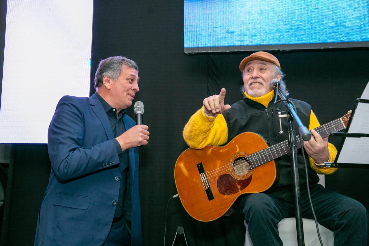 El artista mendocino invitó a cantar al intendente de Las Heras.