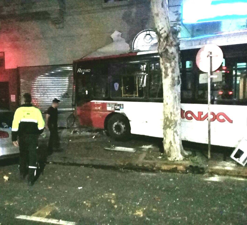 Brutal choque entre dos colectivos: 16 personas resultaron heridas. Foto: Twitter / Emergencias BA.