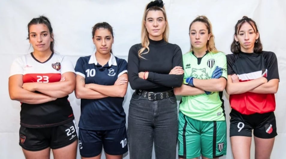 Giuliana Díaz, en la sesión de fotos que promocionó las finales del último torneo que organizó la Liga Mendocina y cuyos juegos se disputaron en el estadio Malvinas Argentinas. 