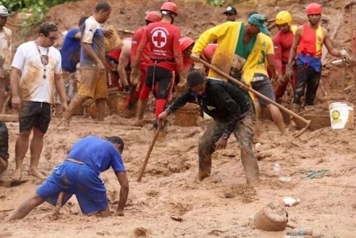 Según la prensa local, de esos cinco fallecidos, cuatro fueron en Olinda: tres sepultados por deslizamientos y uno tras caer en un canal. Foto: Web