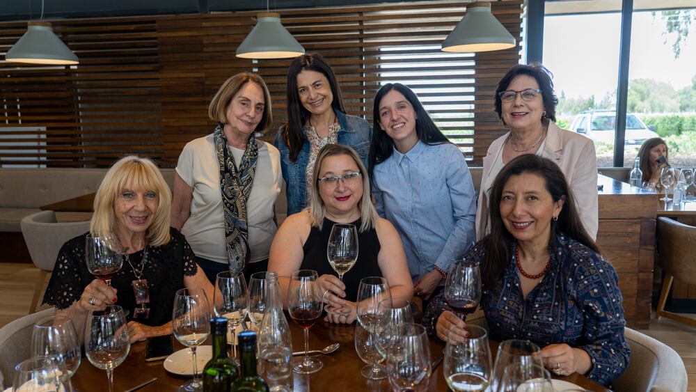 Lila Levinson, Ana Rusticcini y Carina Egea. Paradas: Lucy Pujals, Gabriela Celeste, Victoria Flores y Cristina Pandolfi. PH Ariel Larriba