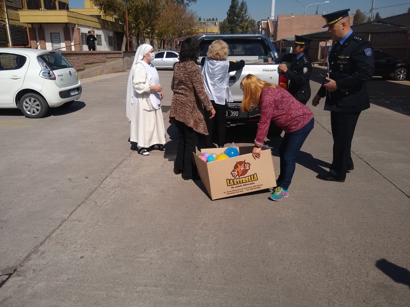 Policías de la UEP, junto a personal del hospital Notti celebraron el Día del Niño durante el fin de semana. Gentileza / Ministerio de Seguridad