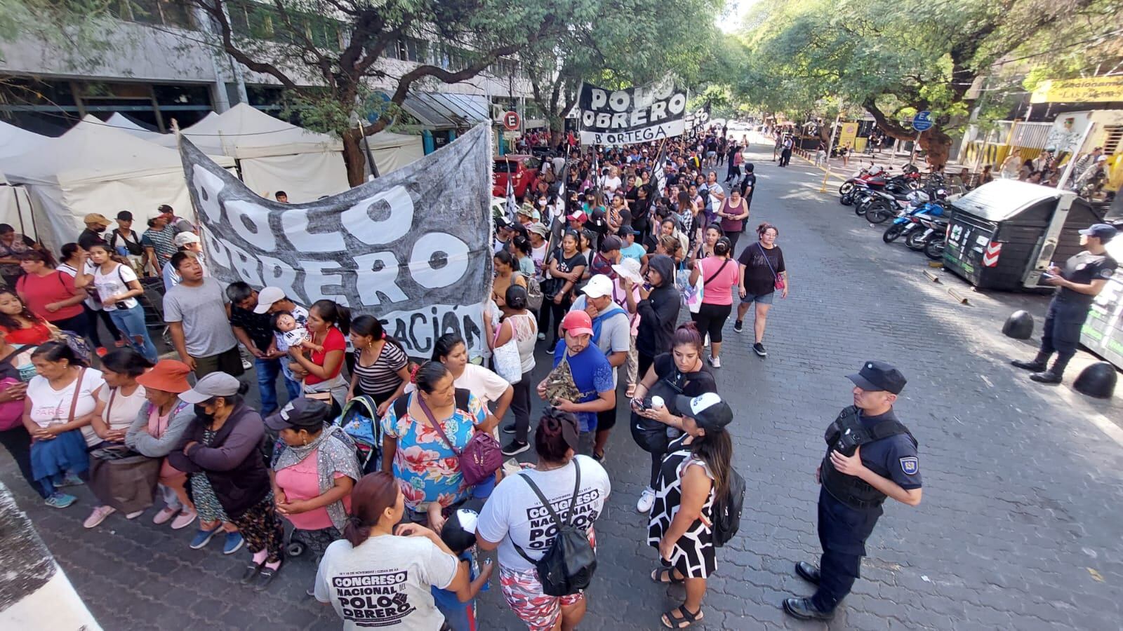 Comenzó una nueva marcha del Polo Obrero por Ciudad. / Foto: Claudio Gutiérrez.