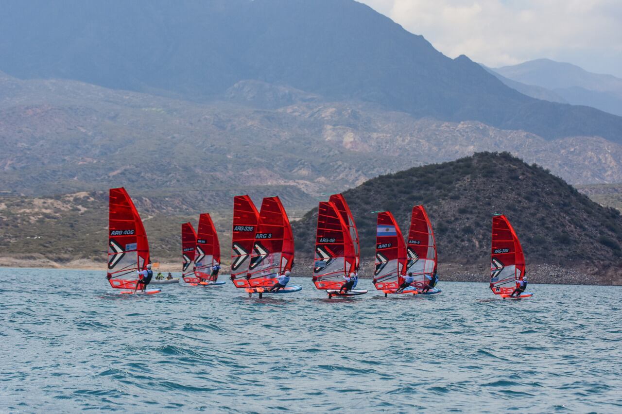 En el Dique Potrerillos se desarrolla el Mundial de Formula Foil 

Foto: Mariana Villa / Los Andes