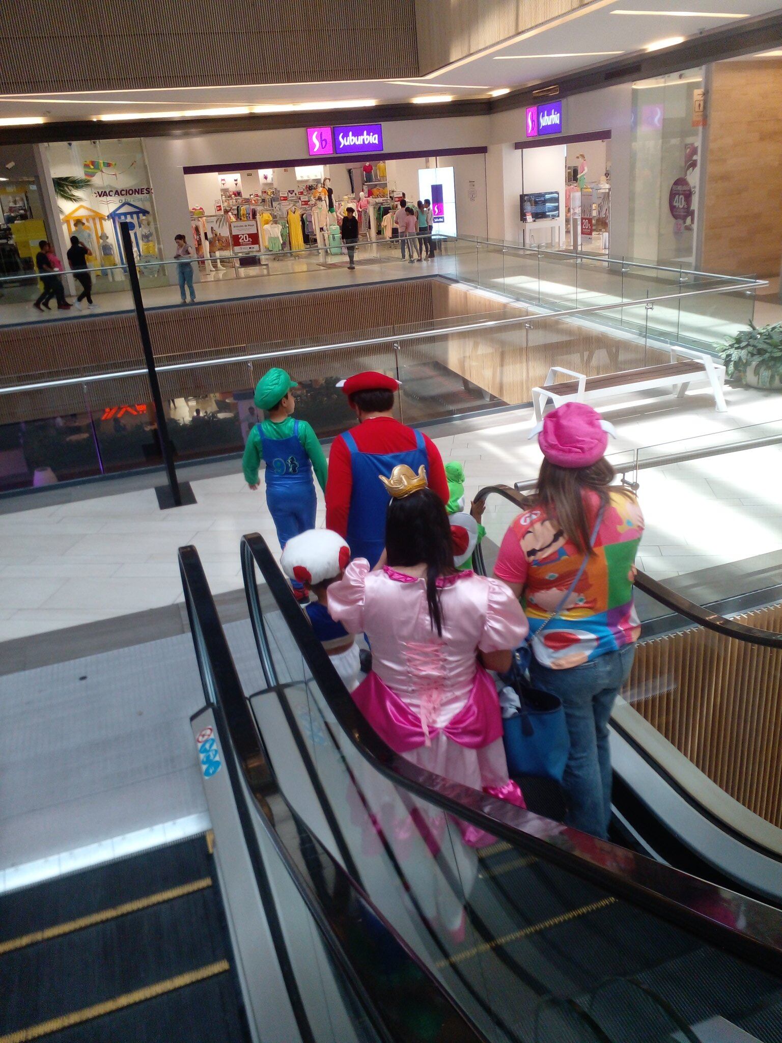 Otra familia personificó a los personajes al momento de ir a ver la película. Foto: Redes.