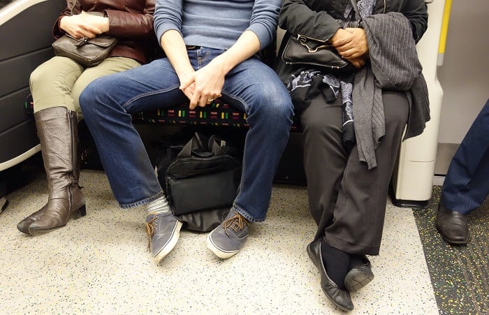 Manspreading, muy común en el transporte público