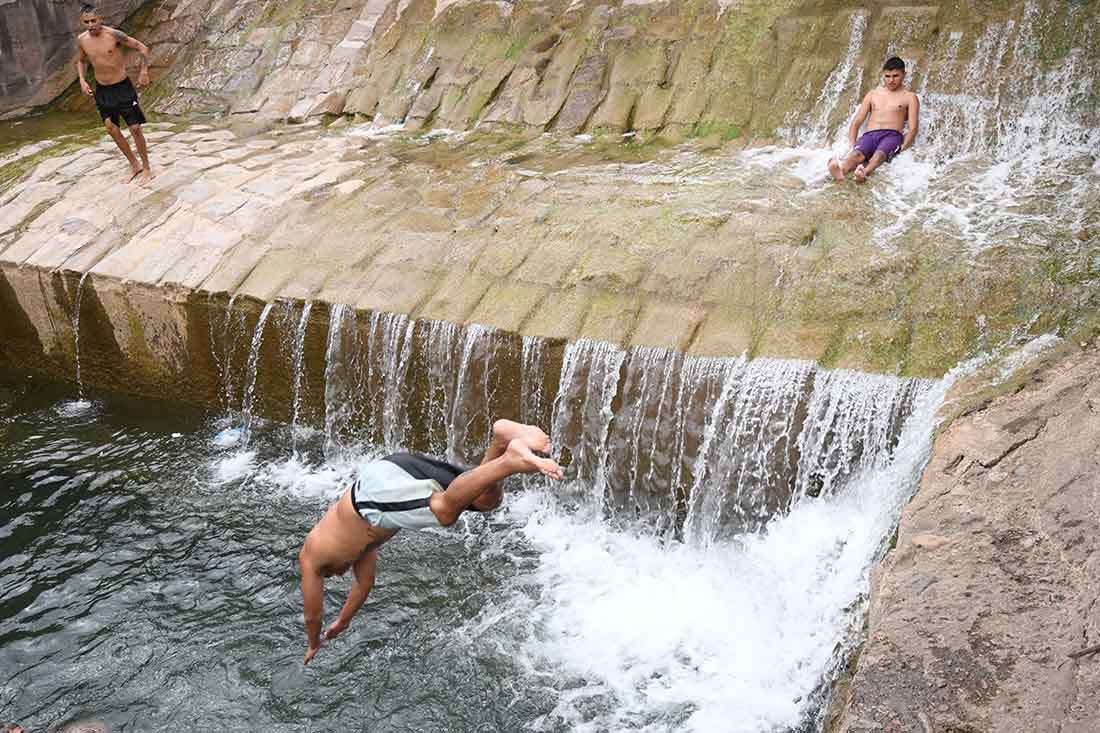 La odisea de sobrevivir a la ola de calor sin aire, ni ventilador, ni agua, pero con el riesgo de morir ahogados. Foto: Imagen ilustrativa (José Gutiérrez / Los Andes)