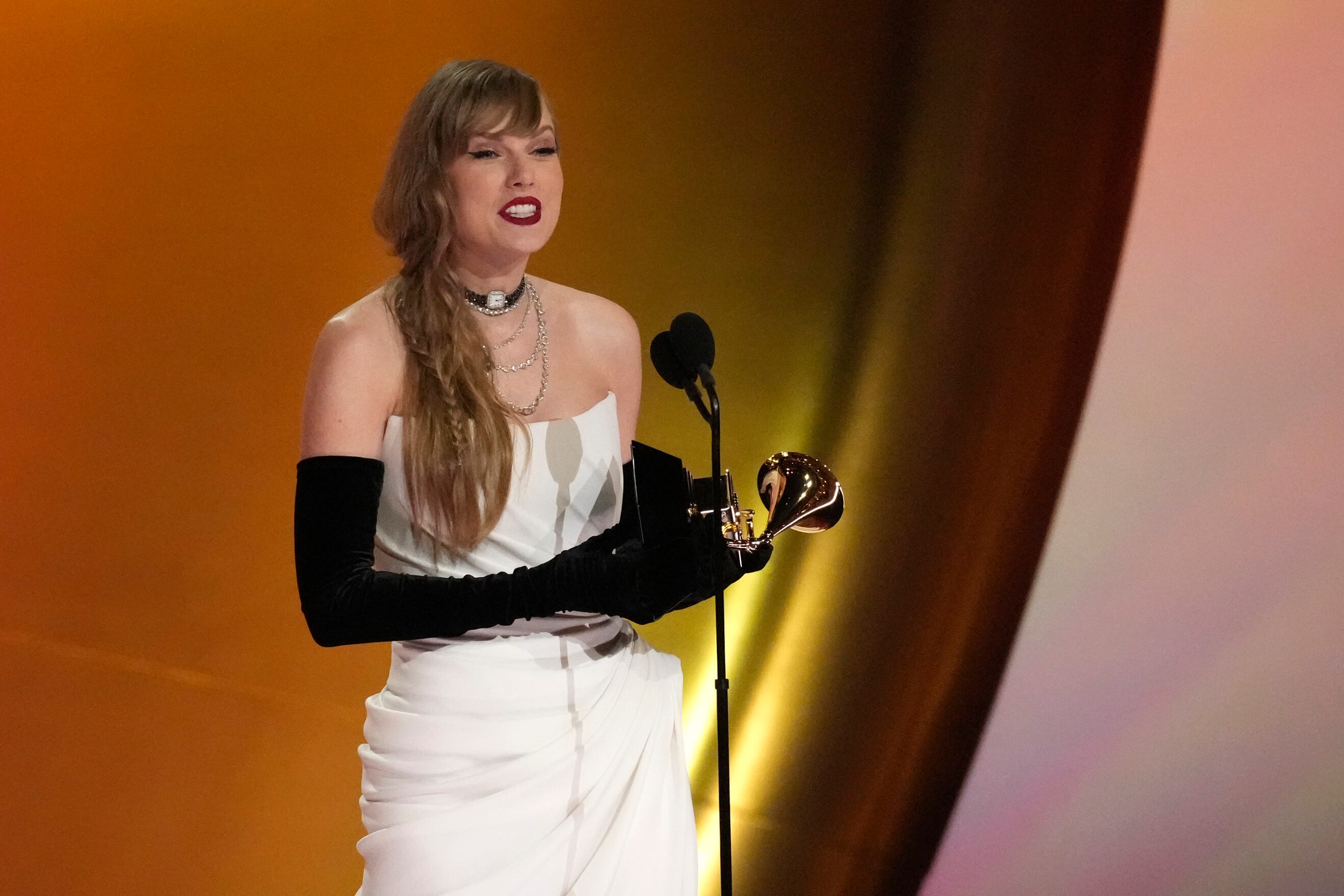 Taylor Swift recibe el premio a mejor álbum pop vocal por "Midnights" en la 66a entrega anual de los Premios Grammy el domingo 4 de febrero de 2024 en Los Ángeles. (Foto AP/Chris Pizzello)