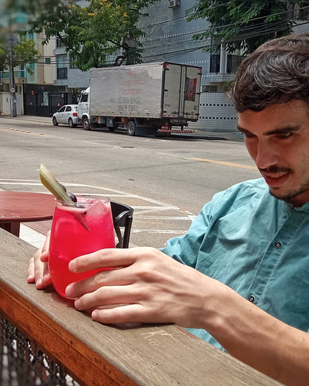 El mendocino se comunica por videollamada todos los días con su familia.