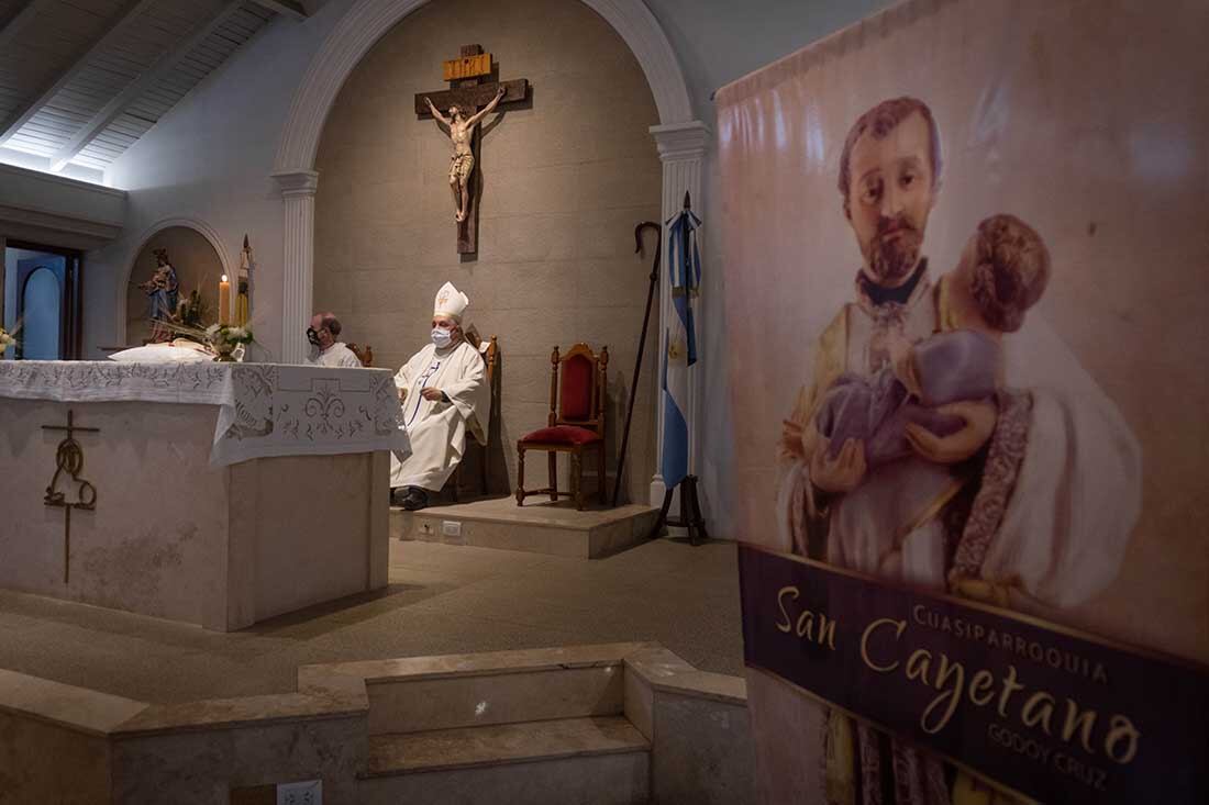 El arzobispo de Mendoza Marcelo Colombo, presidió una de las misas en veneración a San Cayetano, patrono del pan y del trabajo. Foto Ignacio Blanco