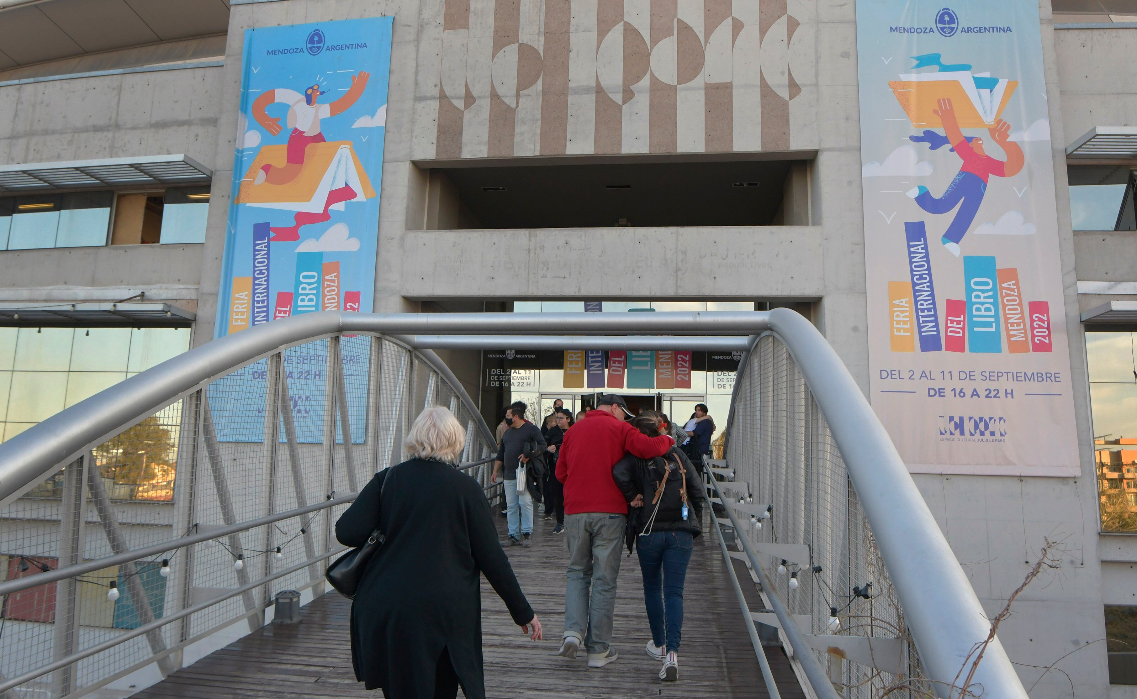 Feria del Libro 2022
 Las librerías ya lo saben y la Feria del Libro, que cierra hoy sus puertas, lo confirmó: los jóvenes están impulsando el consumo de ejemplares y se posicionan como el segmento más fuerte.
en el Julio Le Parc
Foto:  Orlando Pelichotti / Los Andes