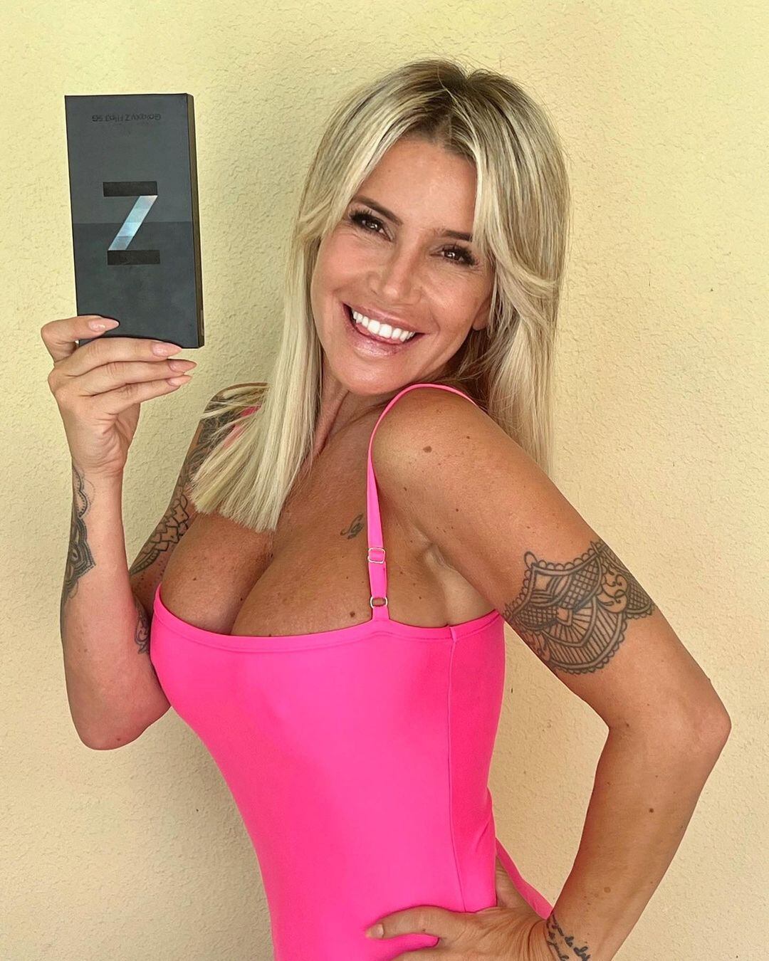 Florencia Peña se lució en redes con una enteriza fucsia. Instagram
