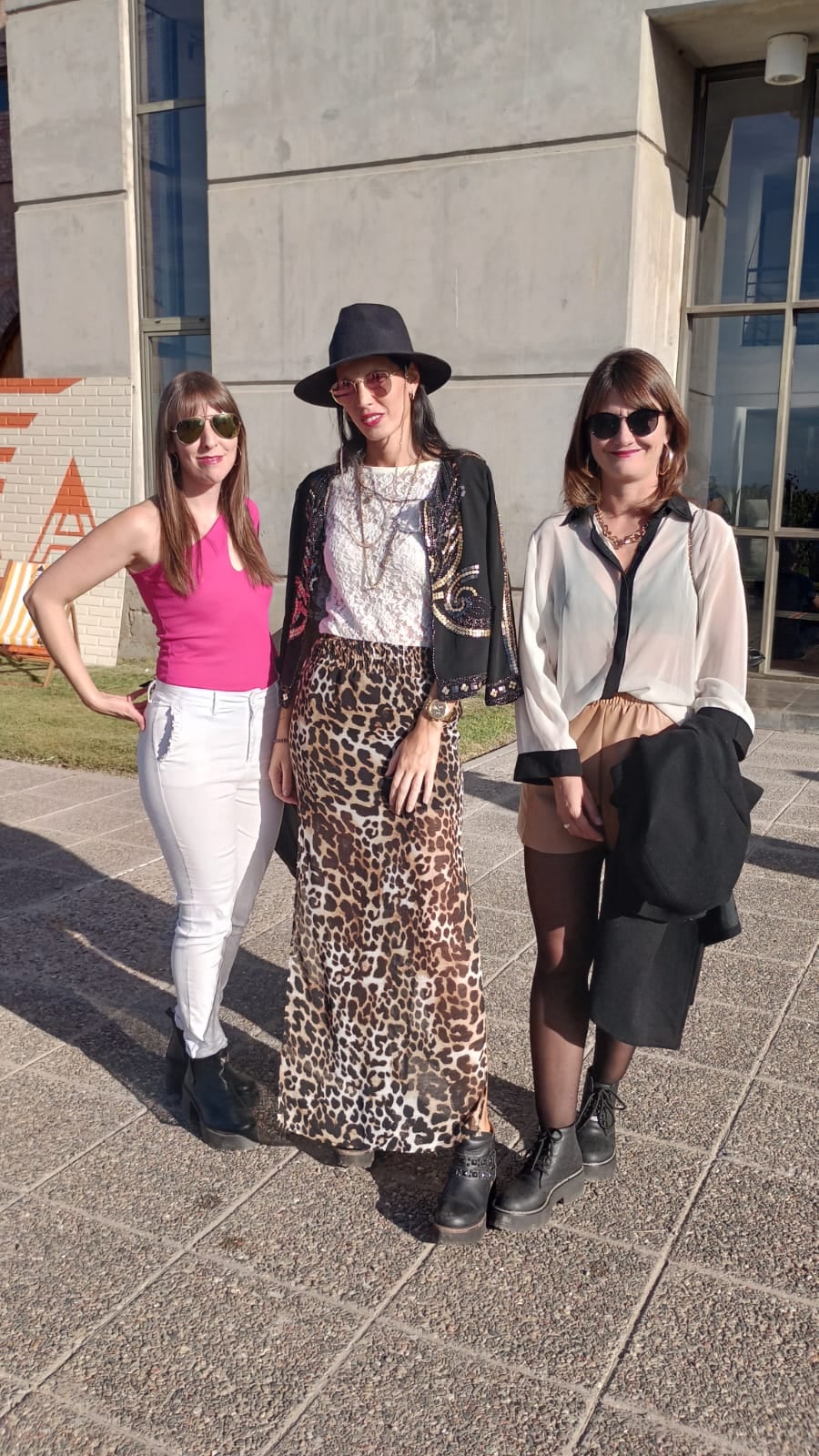 Borcegos, sombrero y gafas ideal para este evento, y asi lo llevaron estas tres amigas.