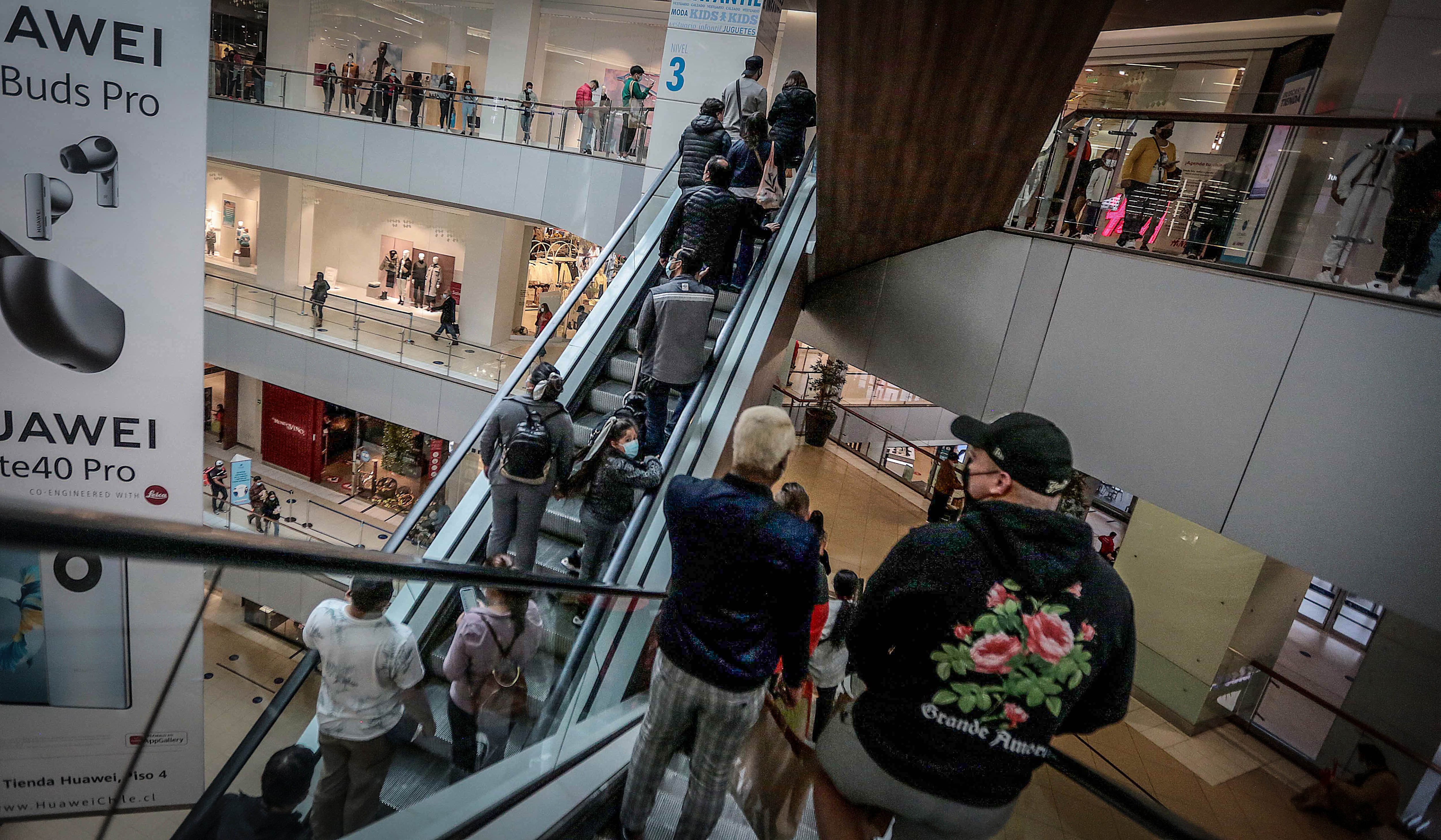 Compras en el mall Costanera Center. Foto: Gentileza Andres Perez