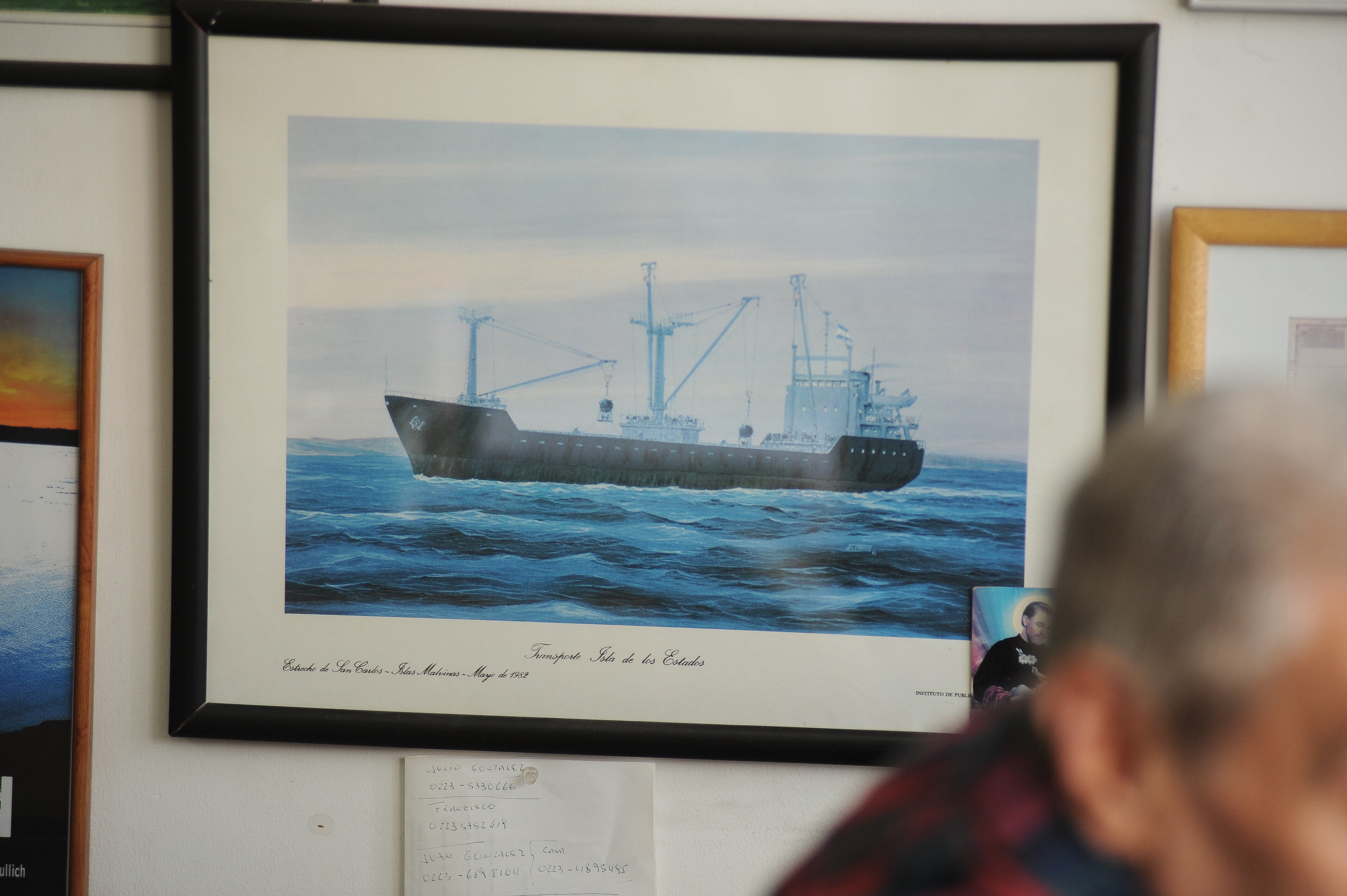 Uno de los barcos de la marina mercante que asistió al ejército Argentino. Foto Federico López Claro. 