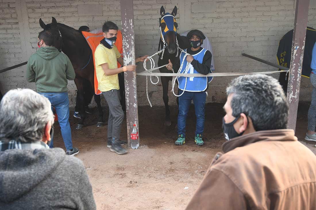 Los caballos con sus respectivos cuidadores, esperando la orden para participar en el gran premio Santo Patrono Santiago