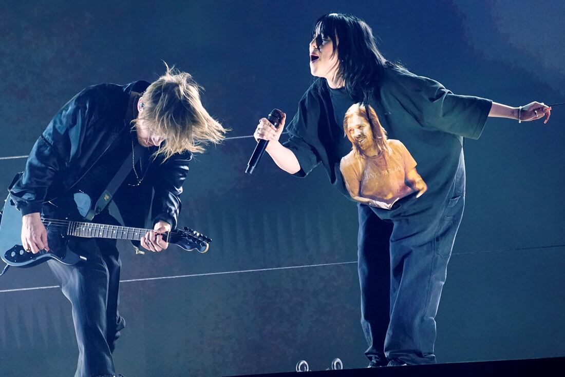 Billie Eilish actuó con una remera con la imagen de Taylor Hawkins. (AP Photo/Chris Pizzello)