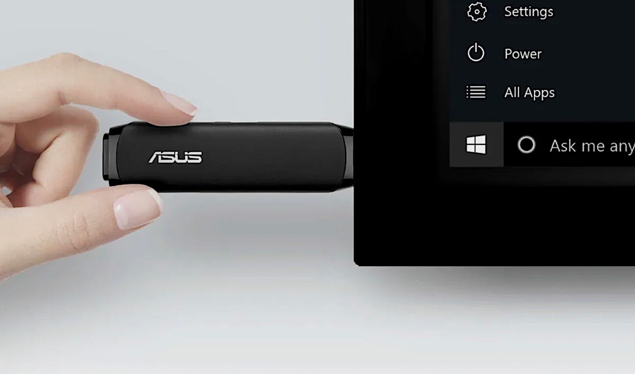 Asus tiene su versión de Mini PC en el modelo ASUS VivoStick que solo es necesario enchufar a un monitor o televisor.