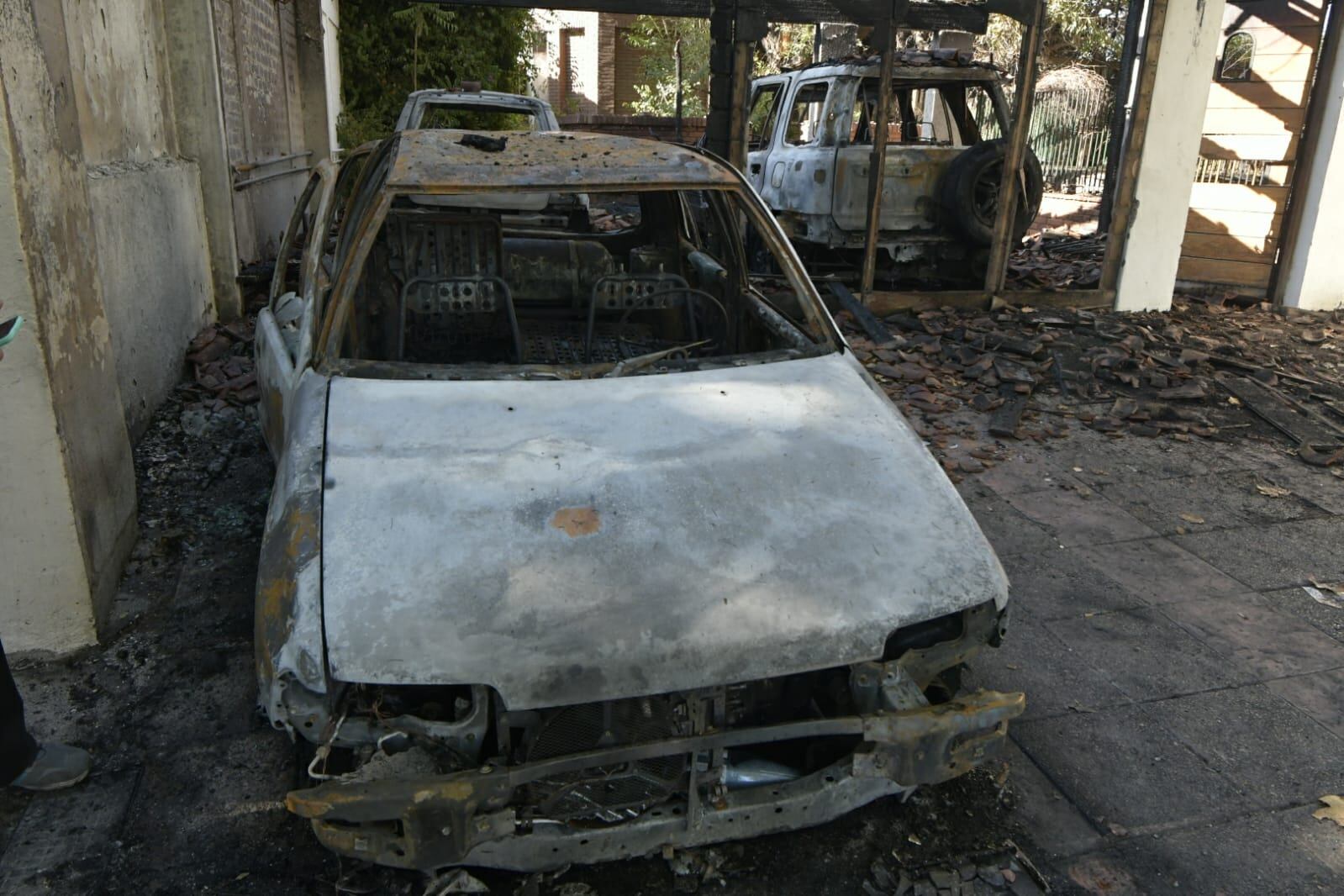 Tres autos incendiados en una cochera generaron susto en Guaymallén. Orlando Pelichotti / Los Andes