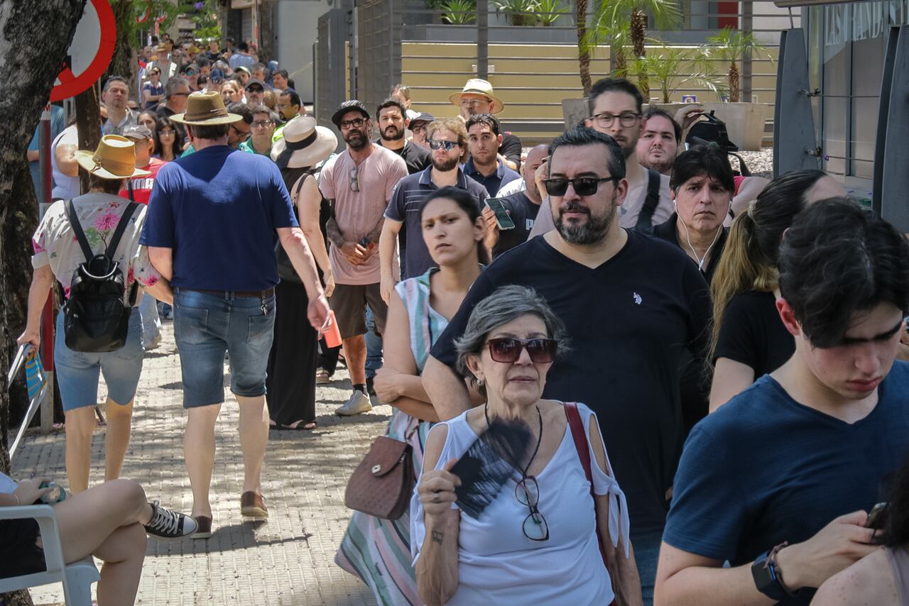 Electores argentinos hacen fila en las afueras del Consulado de Argentina en Asunción, uno de los tres puntos habilitados para sufragar en los comicios generales de ese país, que deberán decidir presidente y vicepresidente, además de otros cargos nacionales y provinciales, hoy en Asunción (Paraguay). EFE/ Rubén Peña
