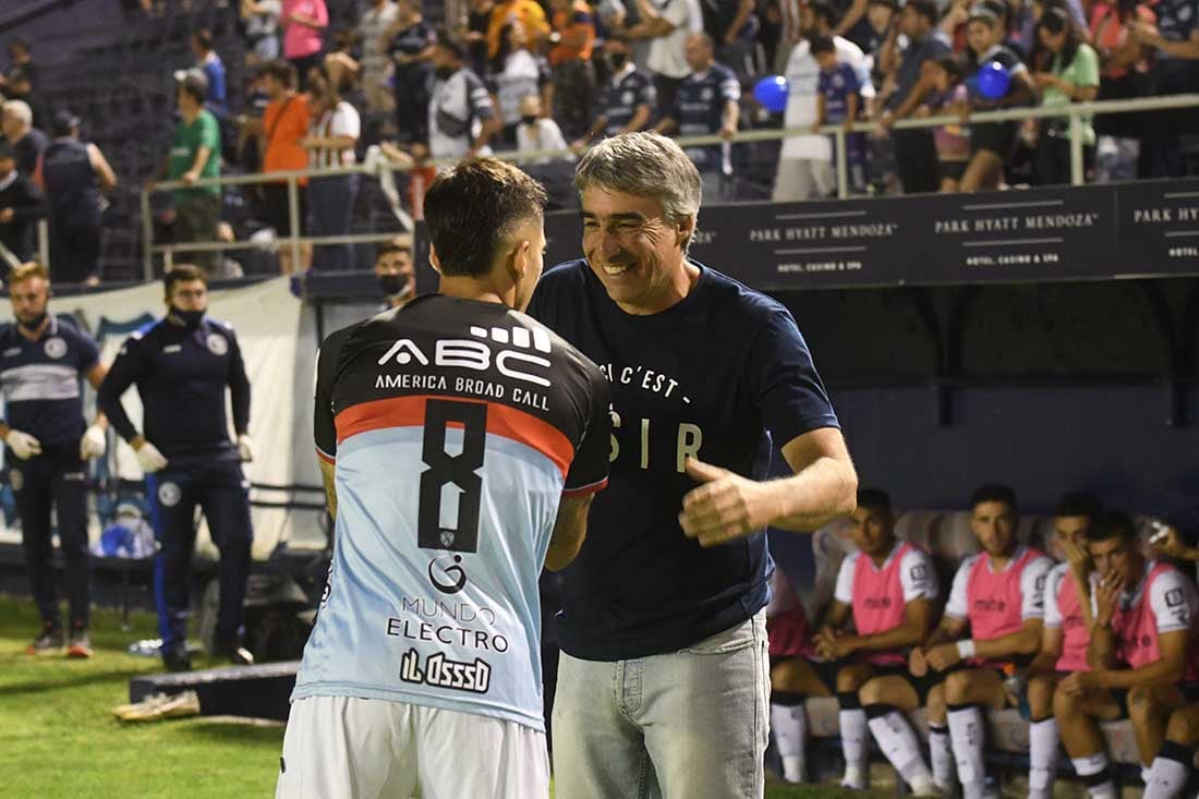 El técnico de Independiente Rivadavia Gabriel Gomez saluda a un jugador de Browm.
Foto José Gutierrez