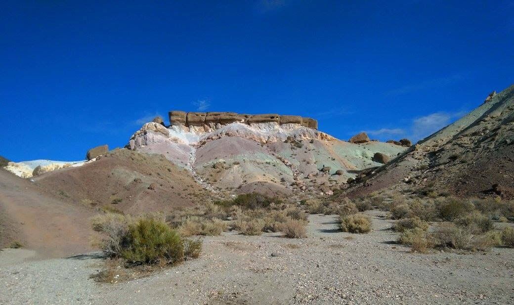 Distinto. Los matices del cerro Siete Colores se imponen en el paisaje precordillerano.
