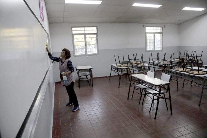 Celadores limpiaron las aulas luego de las elecciones.