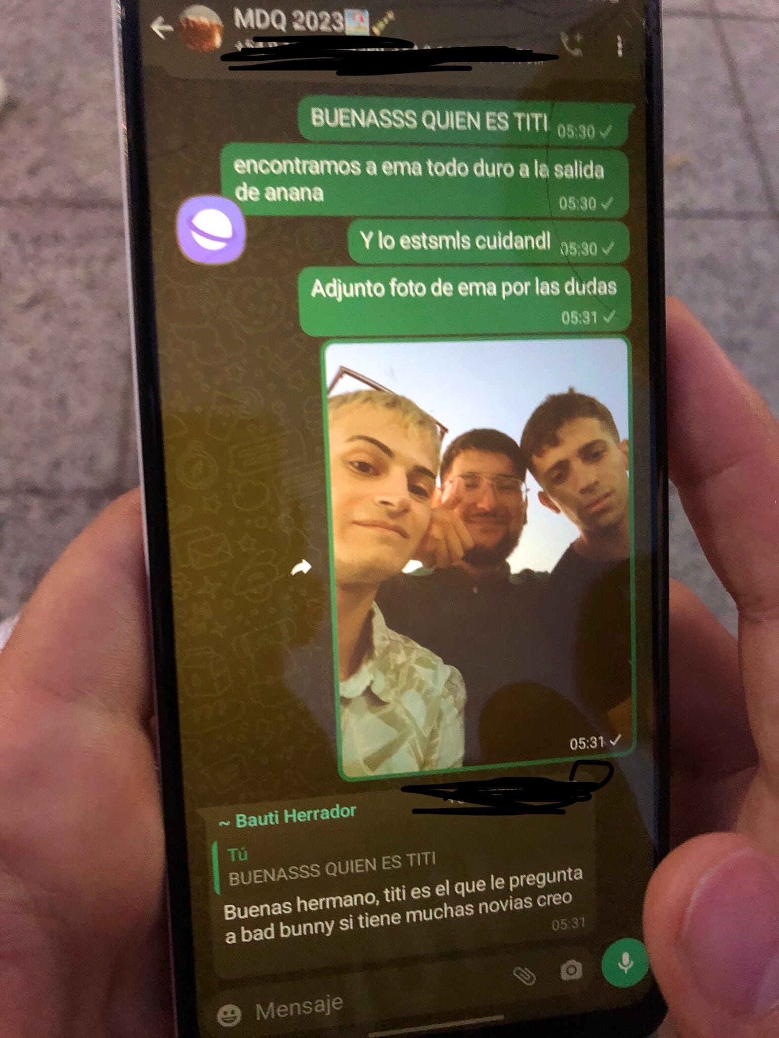 En el chat, uno de los amigos de Ema humoriza sobre los mensajes haciendo referencia a la frase "Tití me preguntó, si tengo muchas novia'" de una canción de Bad Bunny. Foto: @fazzzzzu / Twitter