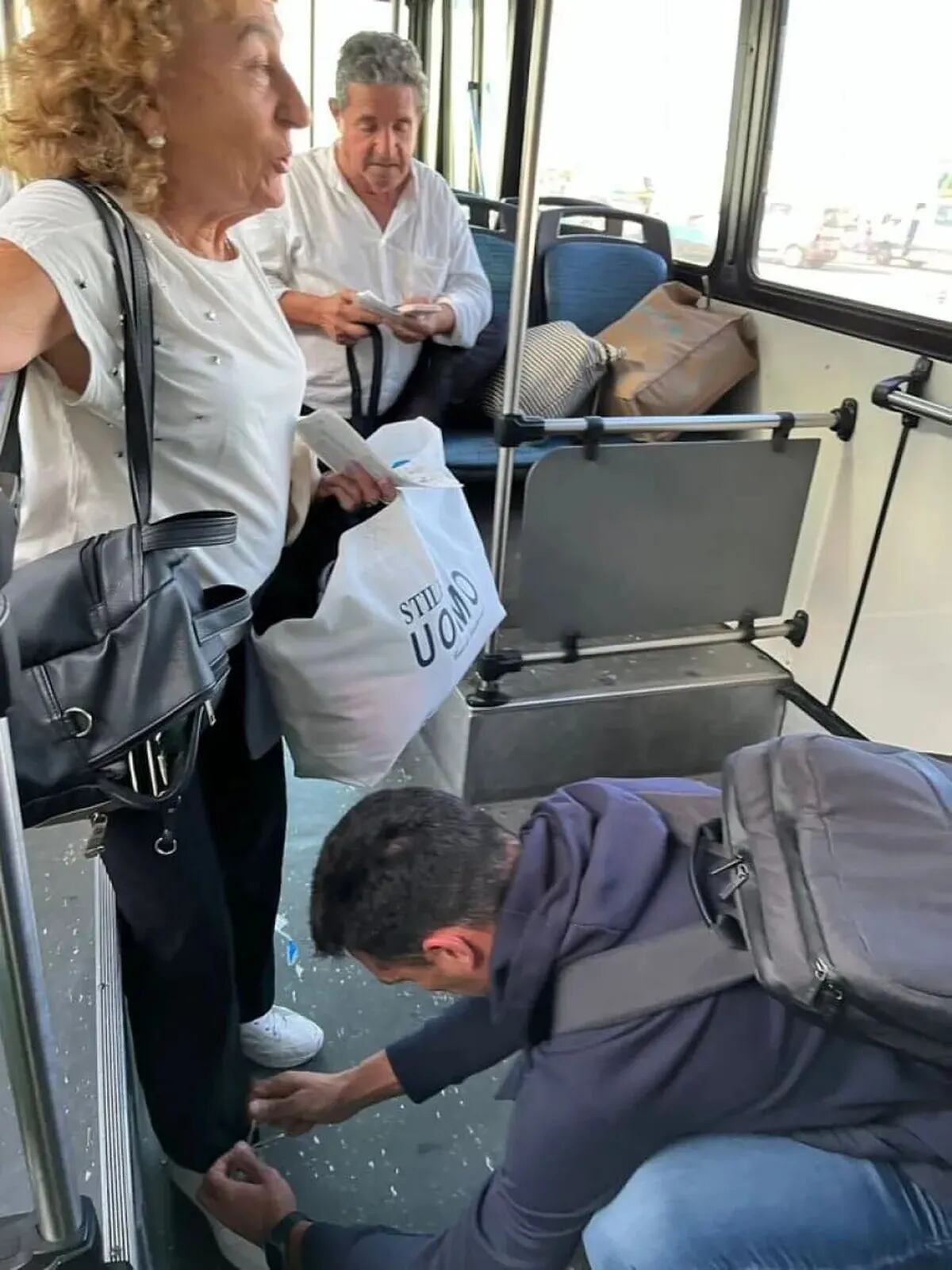 La imagen de Lionel Scaloni mientras le ata los cordones a una señora emocionó a los internautas de Twitter.