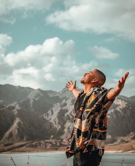 Gilmar, el tiktoker que se enamoró de Mendoza y mezcla paisajes, coctelería y gastronomía en un minuto.  Foto: Captura Instagram @gilmar__cordova