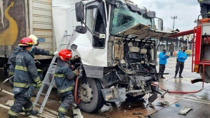 Un camión chocó las hélices de un helicóptero del SAME en Buenos Aires.