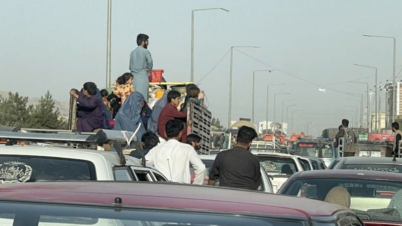 Cientos de habitantes de Kabul trataban de salir de la ciudad con las pertenencias que lograron reunir. Gentileza / BBC 